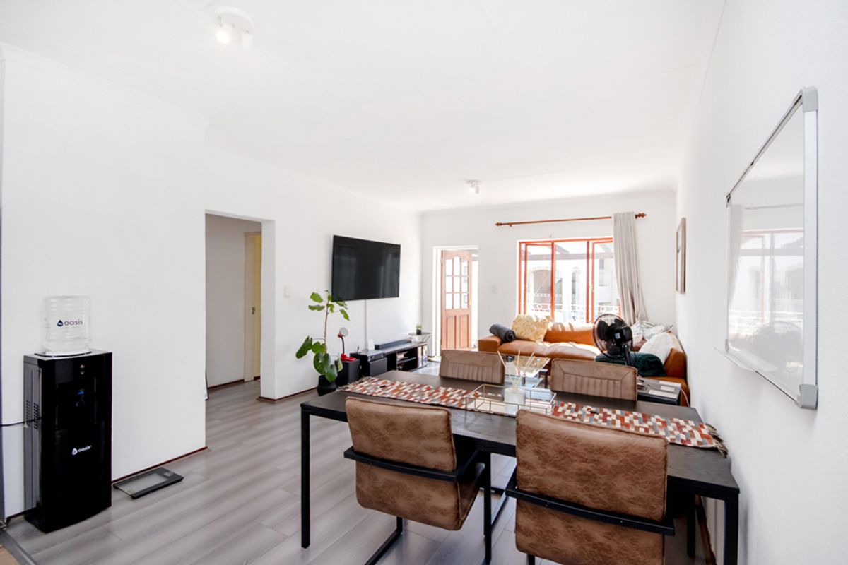 Spacious Top-Floor Apartment with Balcony & Scenic Views - Photo 3