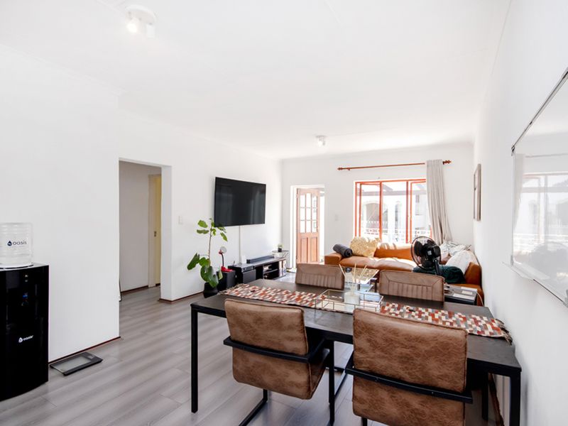 Spacious Top-Floor Apartment with Balcony & Scenic Views - Photo 3