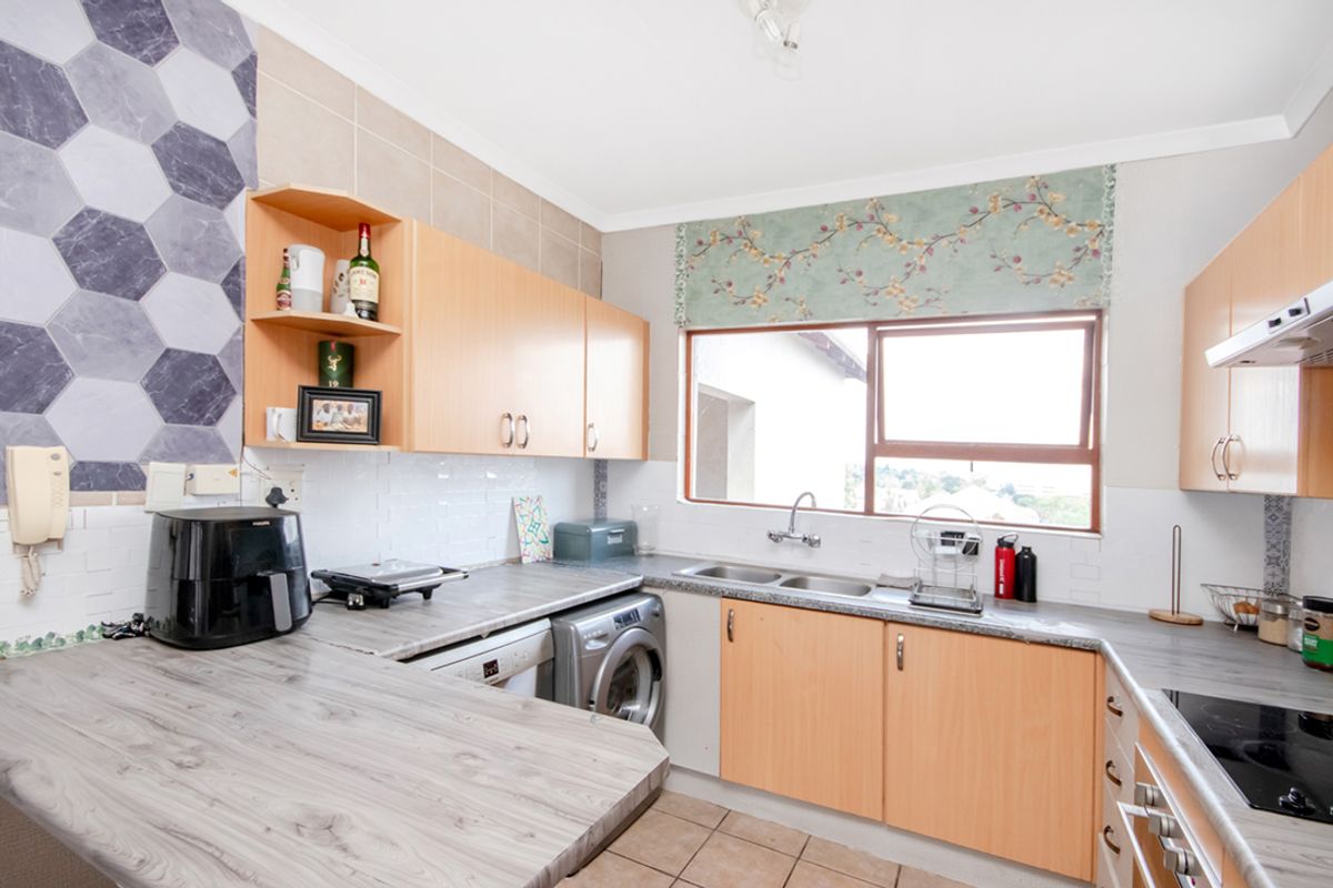 Spacious Top-Floor Apartment with Balcony & Scenic Views - Photo 4