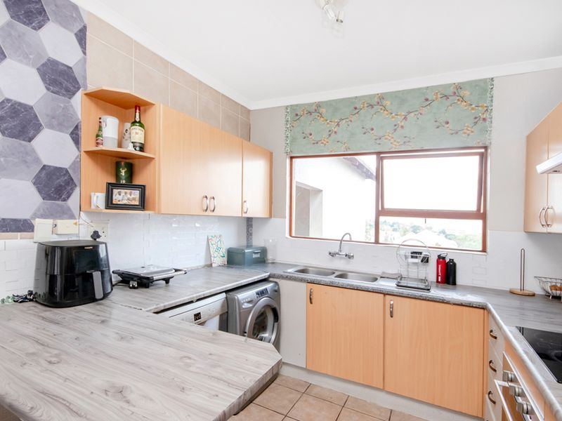 Spacious Top-Floor Apartment with Balcony & Scenic Views - Photo 4