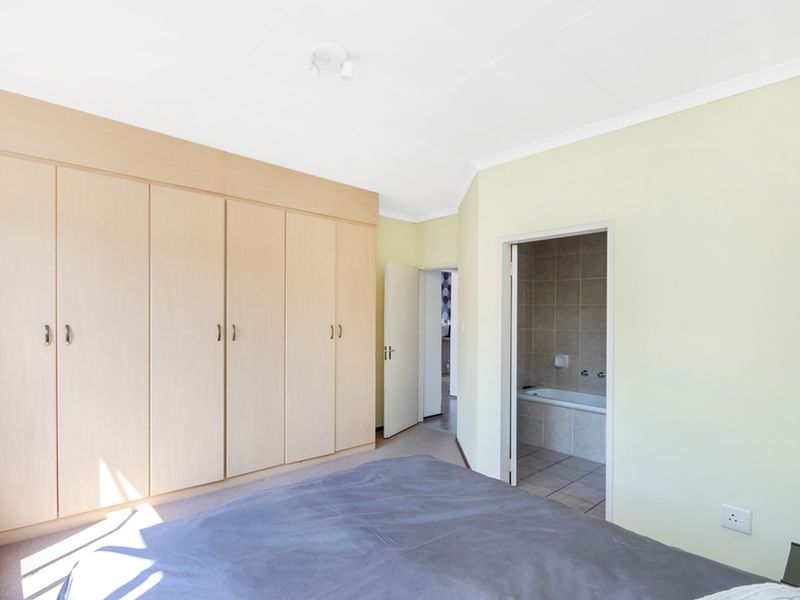 Spacious Top-Floor Apartment with Balcony & Scenic Views - Photo 10