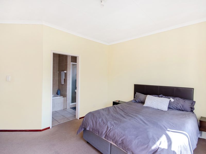 Spacious Top-Floor Apartment with Balcony & Scenic Views - Photo 9