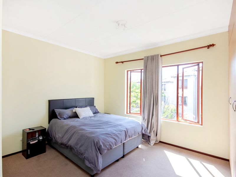 Spacious Top-Floor Apartment with Balcony & Scenic Views - Photo 8