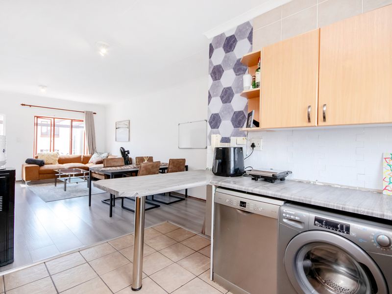 Spacious Top-Floor Apartment with Balcony & Scenic Views - Photo 7