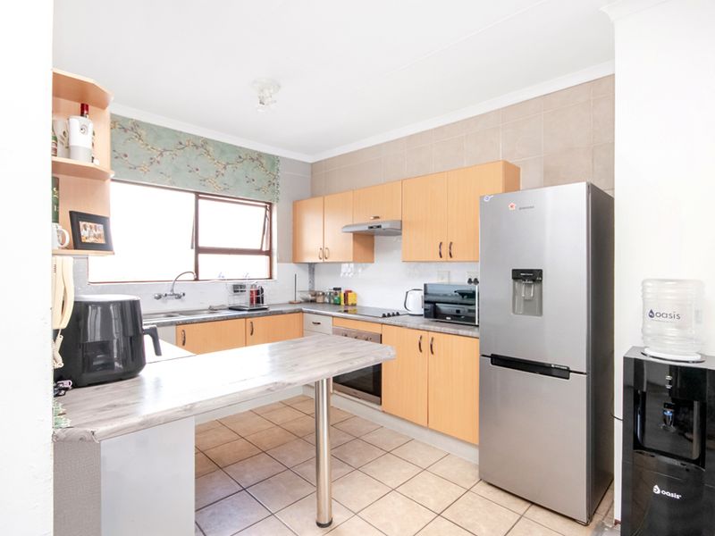 Spacious Top-Floor Apartment with Balcony & Scenic Views - Photo 6