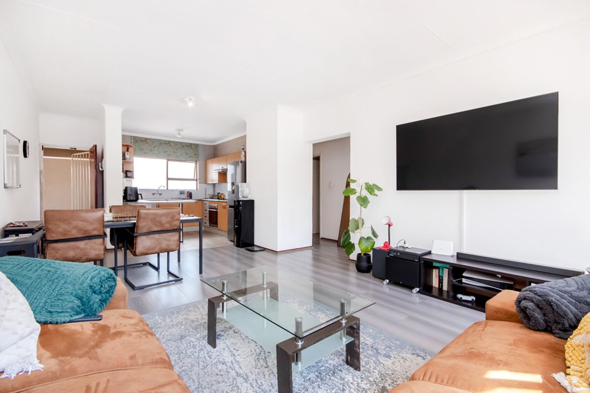 Spacious Top-Floor Apartment with Balcony & Scenic Views - Photo 2