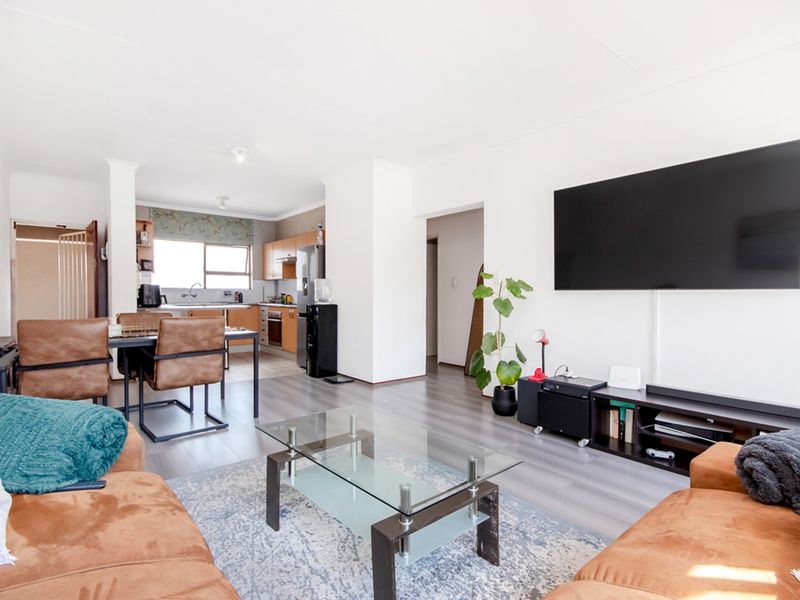 Spacious Top-Floor Apartment with Balcony & Scenic Views - Photo 2