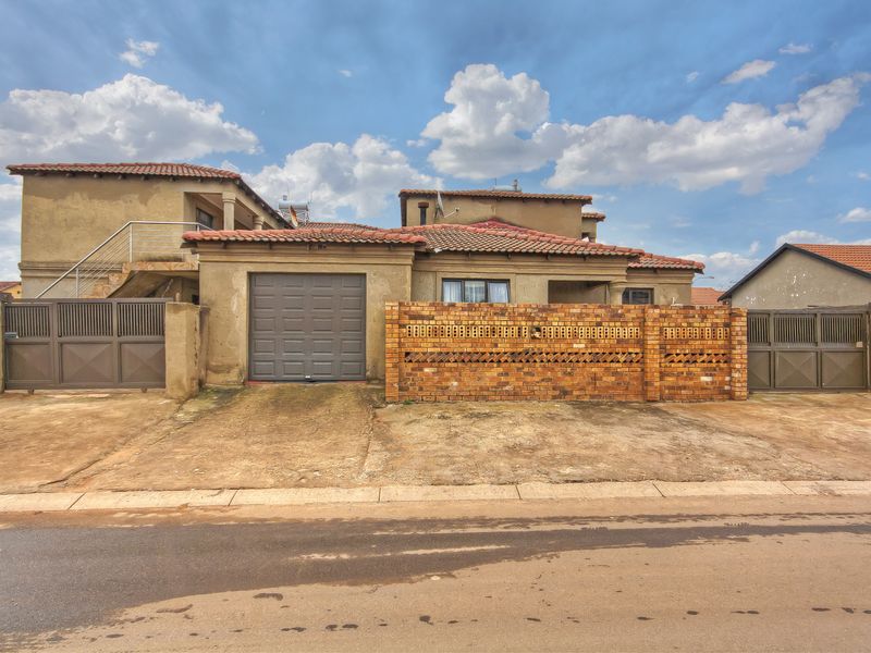 3 bedroom 2 bathroom, 6 extra back rooms with 3 ensuites - Photo 2