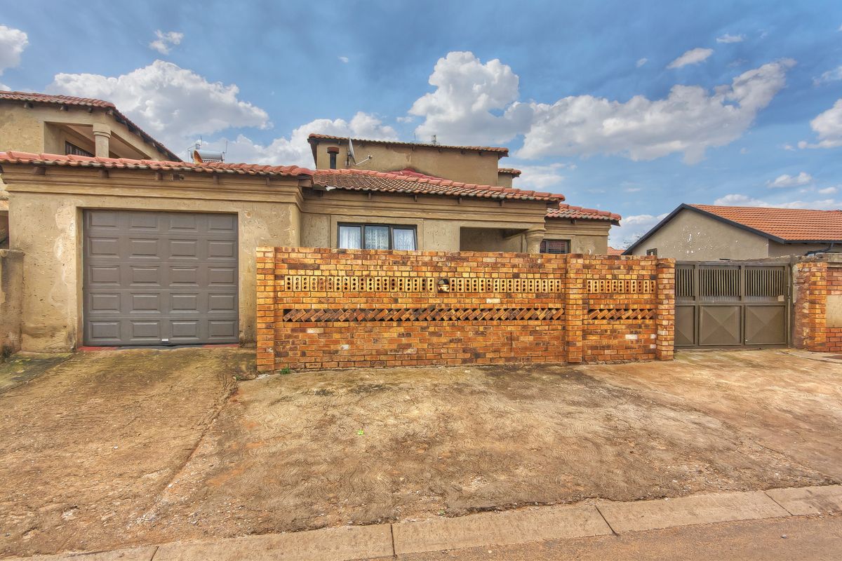 3 bedroom 2 bathroom, 6 extra back rooms with 3 ensuites - Photo 3