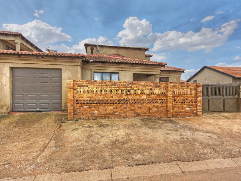 3 bedroom 2 bathroom, 6 extra back rooms with 3 ensuites - Photo 3