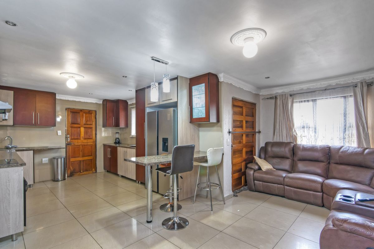 3 bedroom 2 bathroom, 6 extra back rooms with 3 ensuites - Photo 5