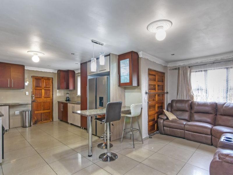 3 bedroom 2 bathroom, 6 extra back rooms with 3 ensuites - Photo 5