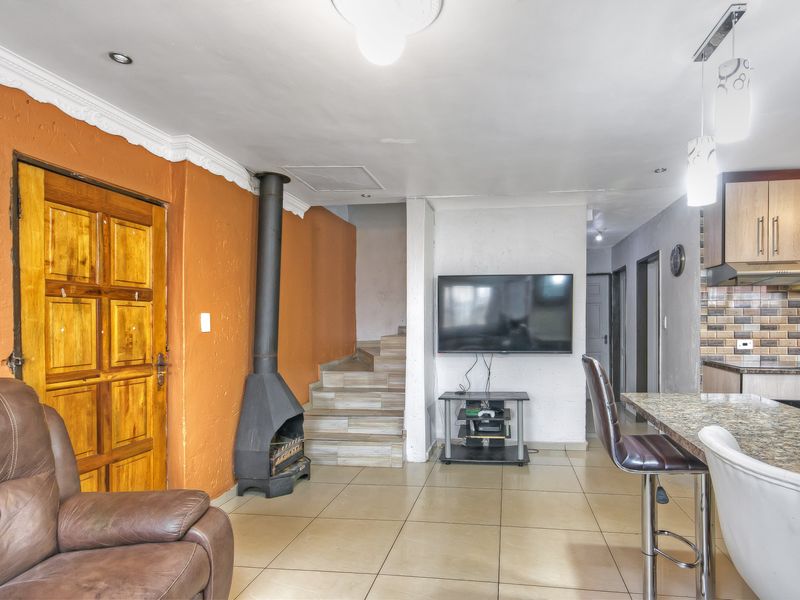 3 bedroom 2 bathroom, 6 extra back rooms with 3 ensuites - Photo 10