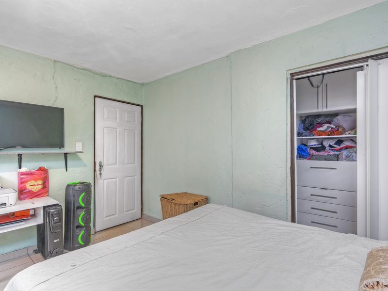 3 bedroom 2 bathroom, 6 extra back rooms with 3 ensuites - Photo 8