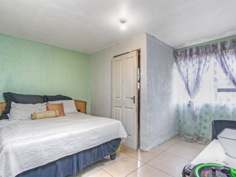 3 bedroom 2 bathroom, 6 extra back rooms with 3 ensuites - Photo 7