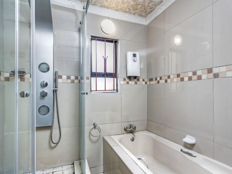 3 bedroom 2 bathroom, 6 extra back rooms with 3 ensuites - Photo 9