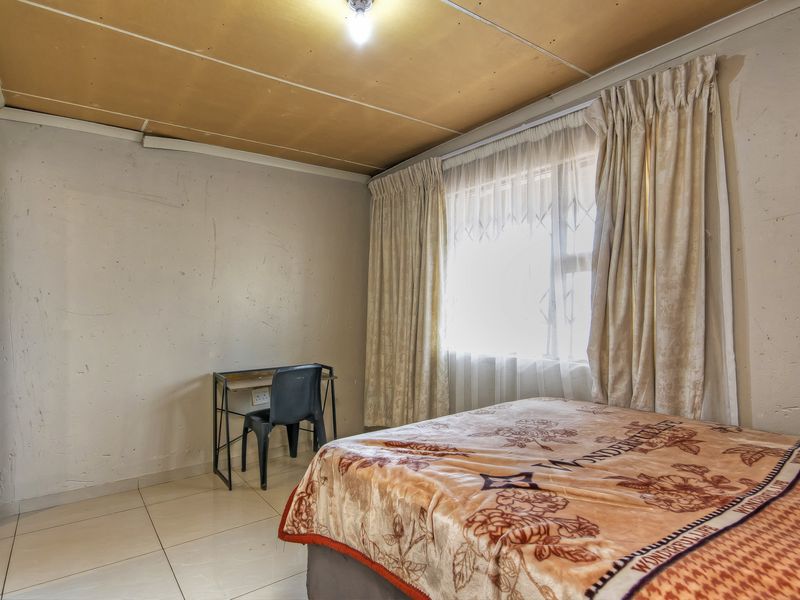 3 bedroom 2 bathroom, 6 extra back rooms with 3 ensuites - Photo 6