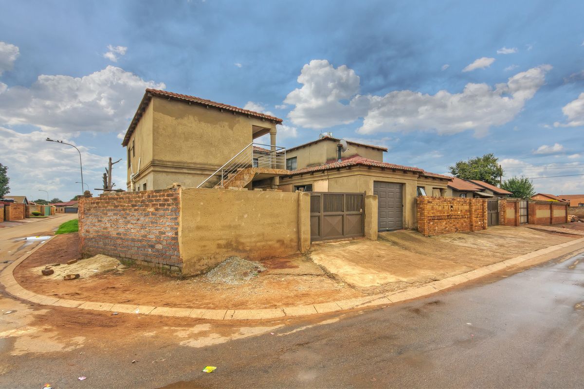 3 bedroom 2 bathroom, 6 extra back rooms with 3 ensuites - Photo 4