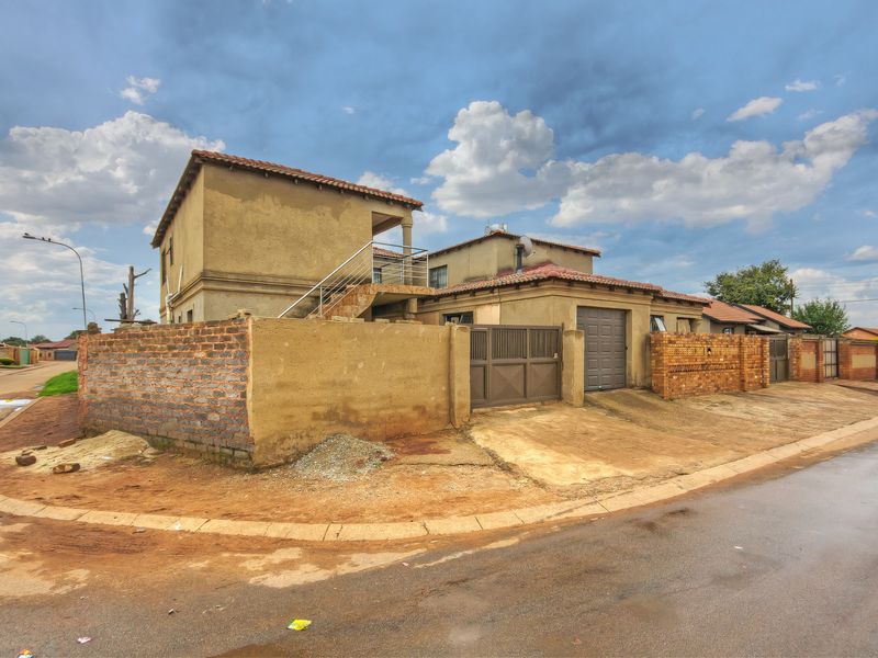 3 bedroom 2 bathroom, 6 extra back rooms with 3 ensuites - Photo 4