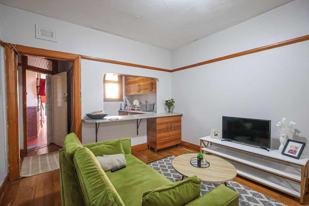 Neat One Bedroom Apartment close to amenities - Photo 4