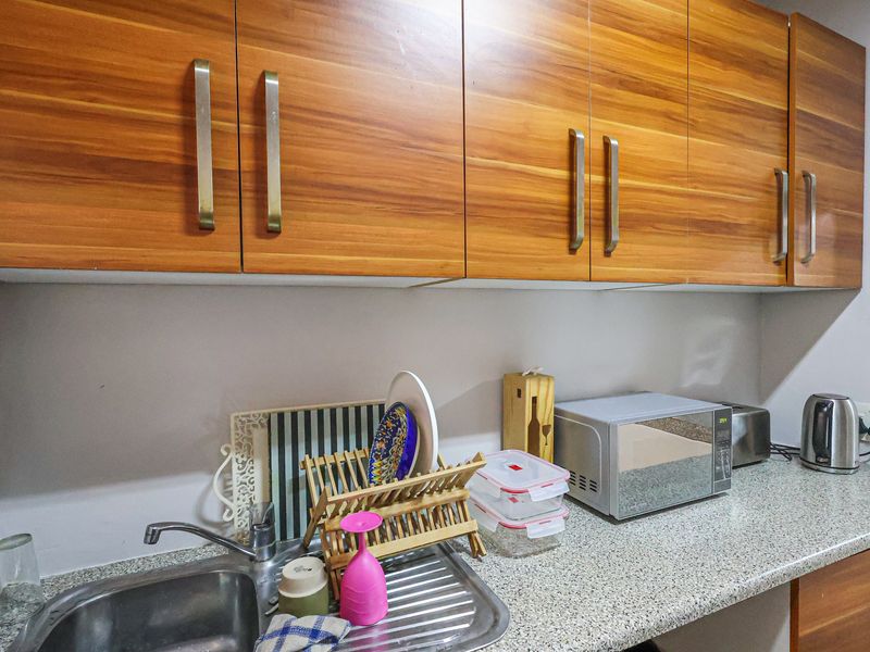 Neat One Bedroom Apartment close to amenities - Photo 10