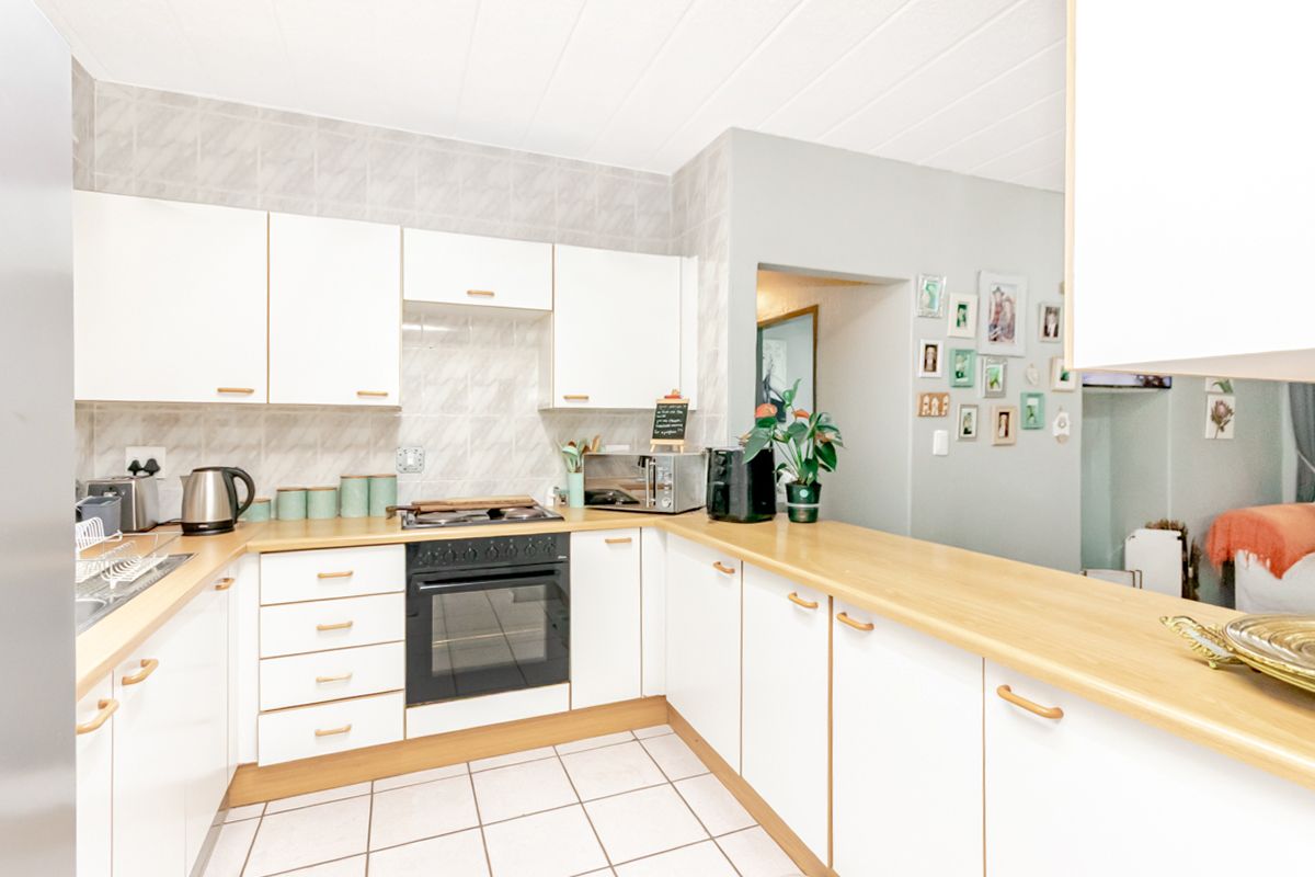 Charming Ground-Floor Townhouse in Roodekrans! - Photo 5