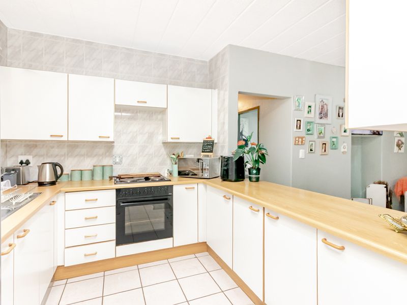 Charming Ground-Floor Townhouse in Roodekrans! - Photo 5