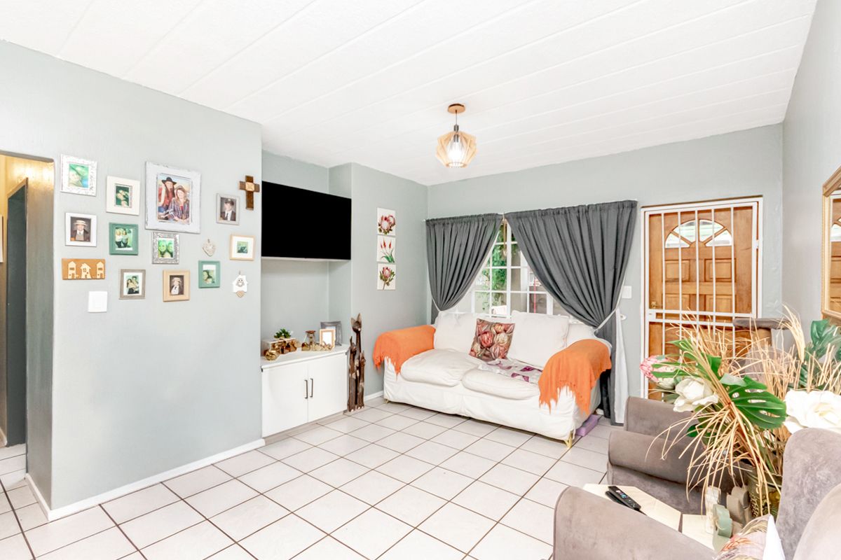 Charming Ground-Floor Townhouse in Roodekrans! - Photo 3