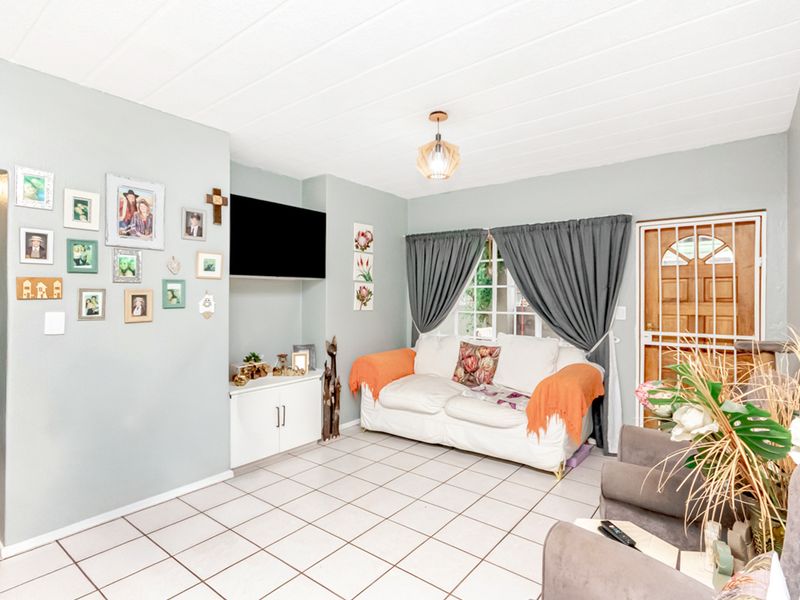 Charming Ground-Floor Townhouse in Roodekrans! - Photo 3