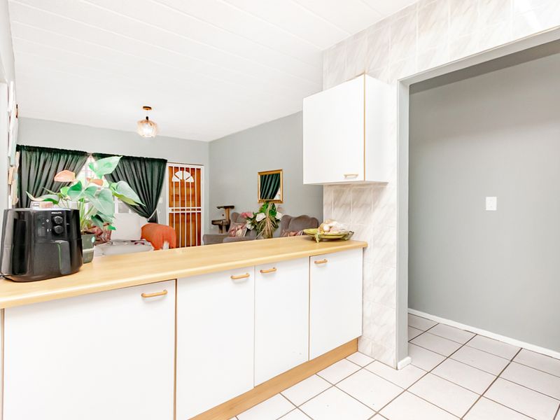 Charming Ground-Floor Townhouse in Roodekrans! - Photo 8