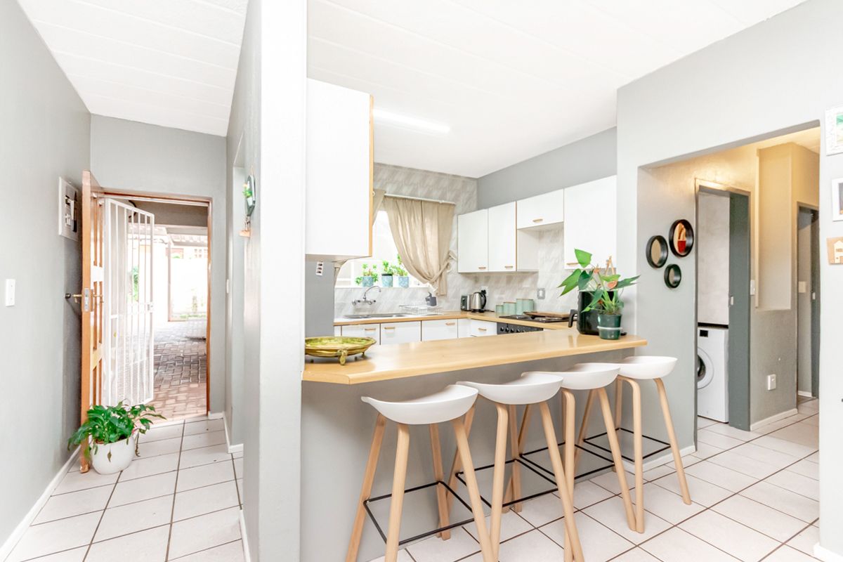 Charming Ground-Floor Townhouse in Roodekrans! - Photo 4