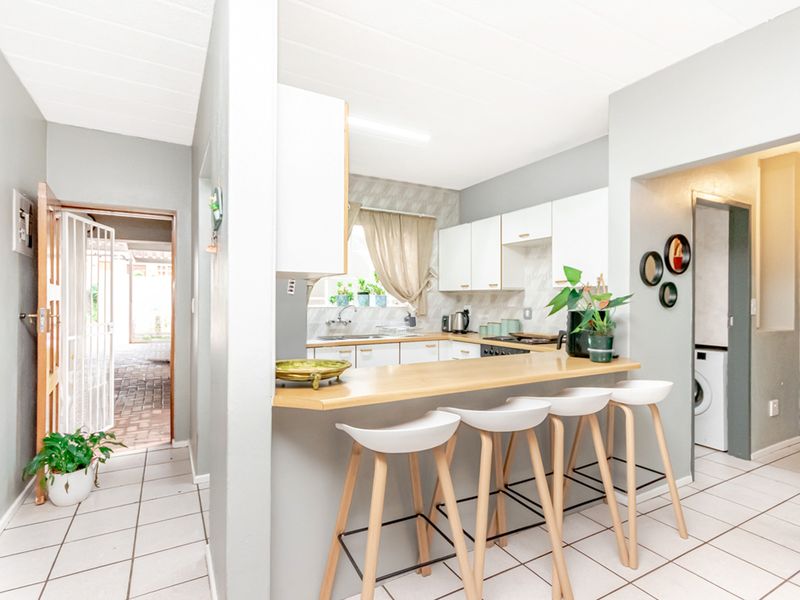 Charming Ground-Floor Townhouse in Roodekrans! - Photo 4