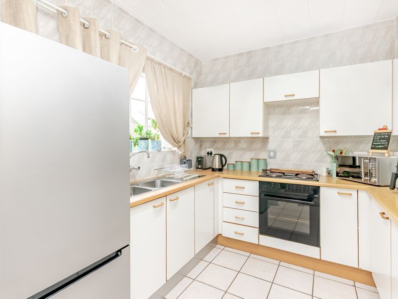 Charming Ground-Floor Townhouse in Roodekrans! - Photo 6