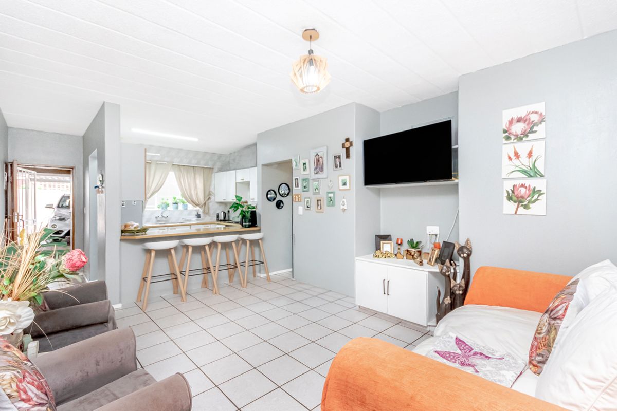Charming Ground-Floor Townhouse in Roodekrans! - Photo 2