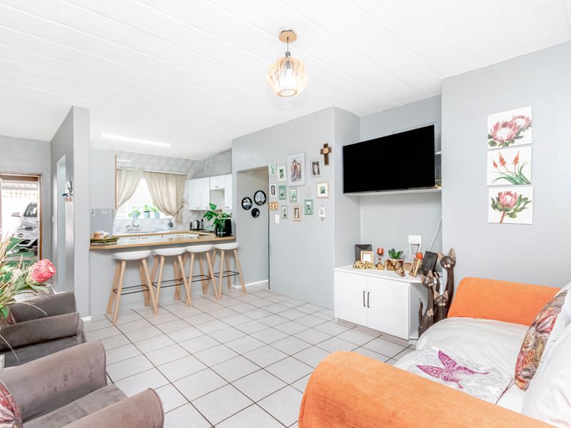 Charming Ground-Floor Townhouse in Roodekrans! - Photo 2