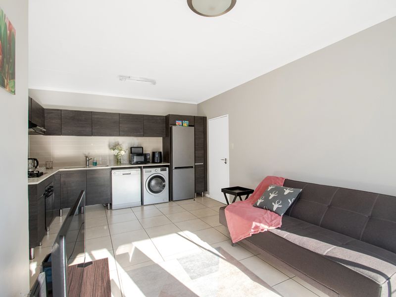Stylish 1-Bedroom Apartment in The Cambridge Lifestyle Estate - Photo 3
