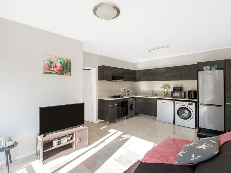 Stylish 1-Bedroom Apartment in The Cambridge Lifestyle Estate - Photo 2