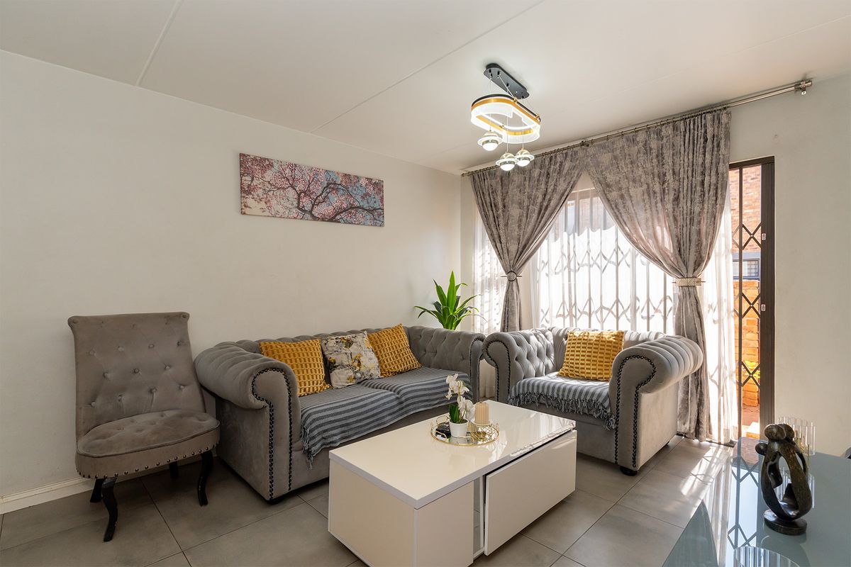 Bringing you this neat lock up and go! move in ready, stunning duplex! - Photo 4