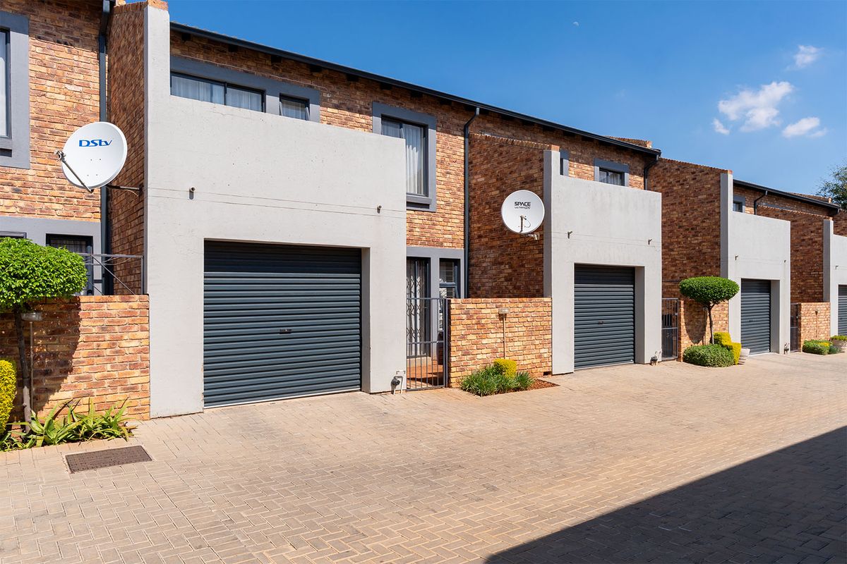 Bringing you this neat lock up and go! move in ready, stunning duplex! - Photo 2