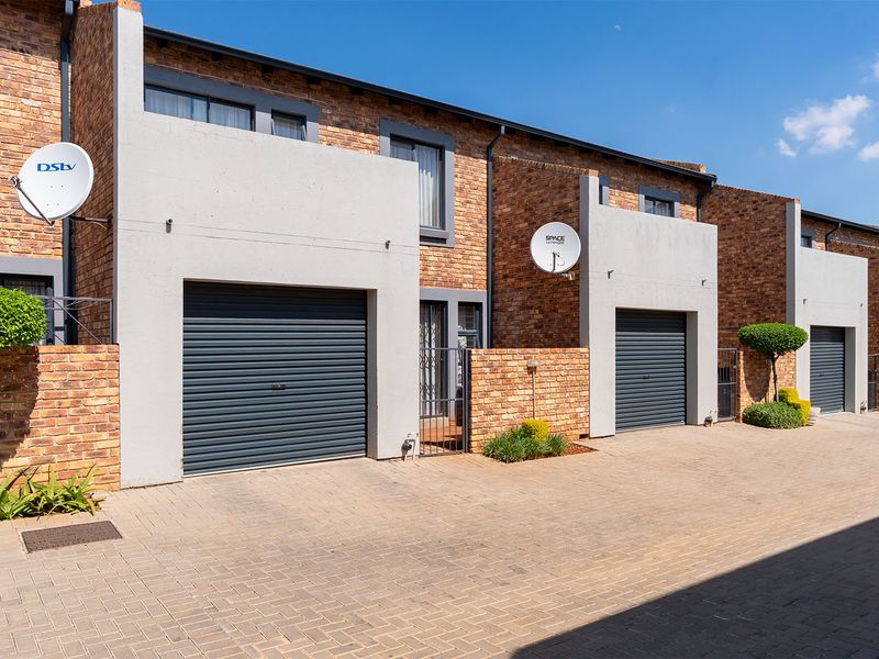 Bringing you this neat lock up and go! move in ready, stunning duplex! - Photo 2