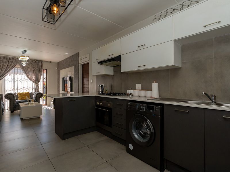 Bringing you this neat lock up and go! move in ready, stunning duplex! - Photo 10