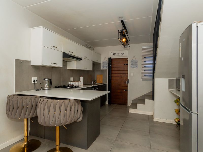 Bringing you this neat lock up and go! move in ready, stunning duplex! - Photo 7