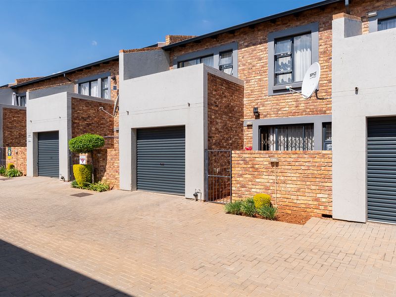 Bringing you this neat lock up and go! move in ready, stunning duplex! - Photo 3