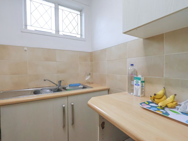 One Bedroom Apartment close to amenities - Photo 10