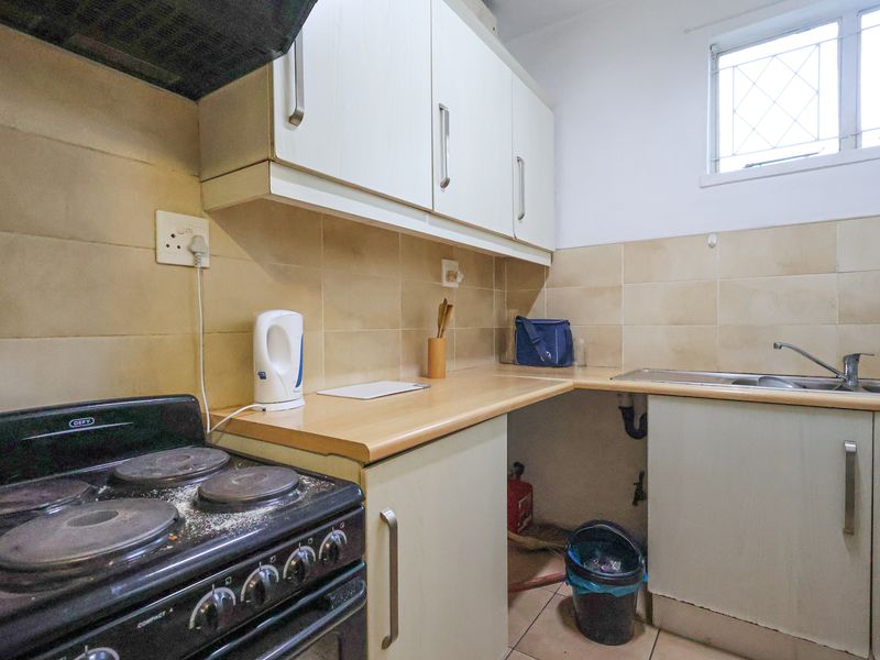 One Bedroom Apartment close to amenities - Photo 6