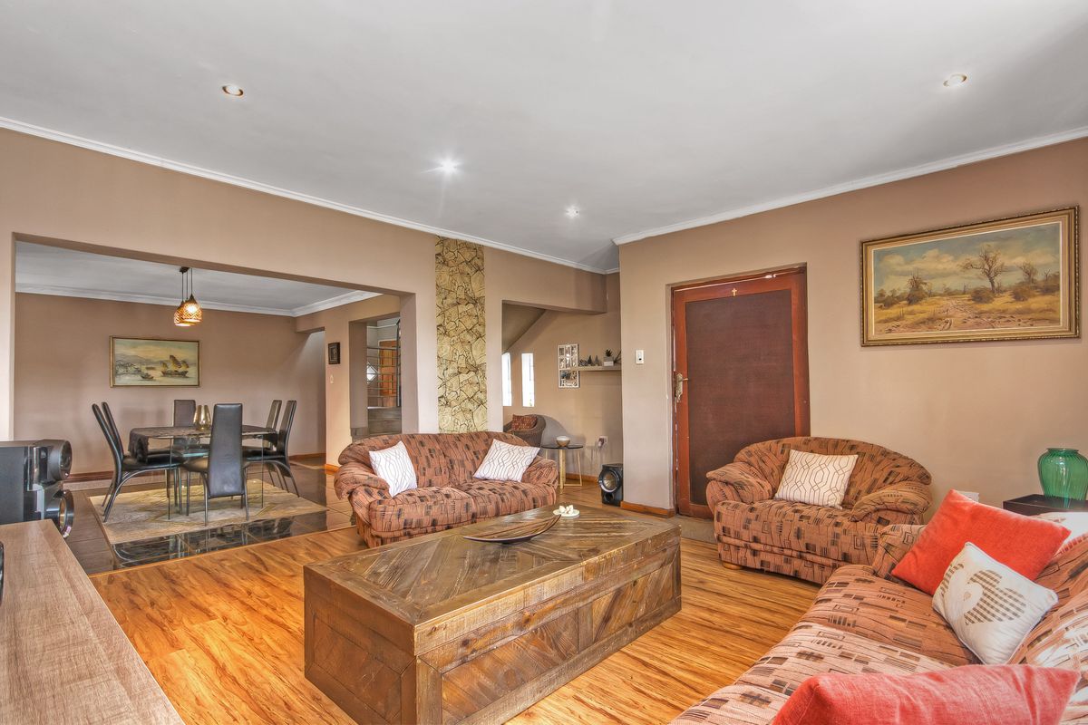 Stunning and Spacious Double story Family Home in the Heart of Lenasia South - Photo 4
