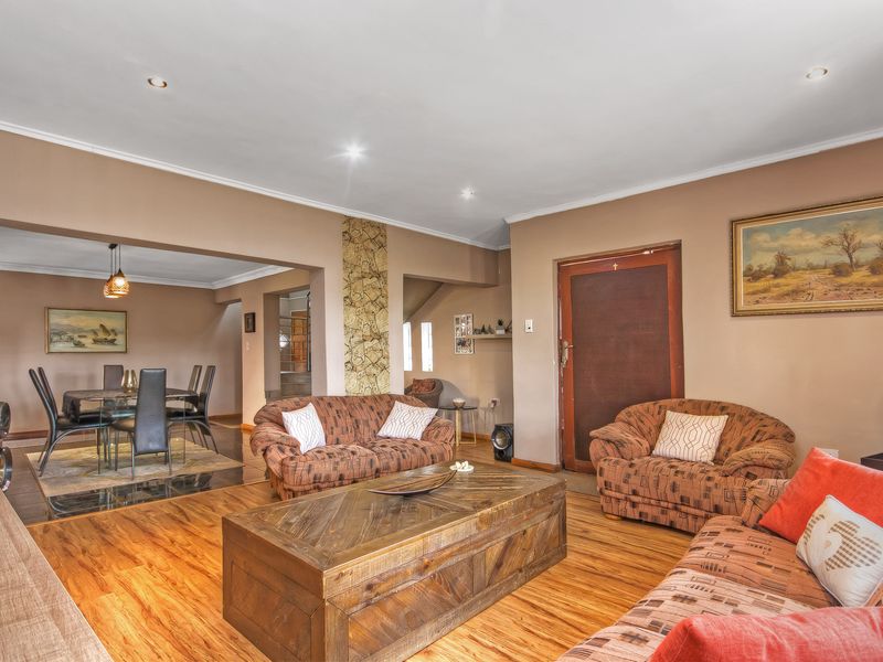 Stunning and Spacious Double story Family Home in the Heart of Lenasia South - Photo 4