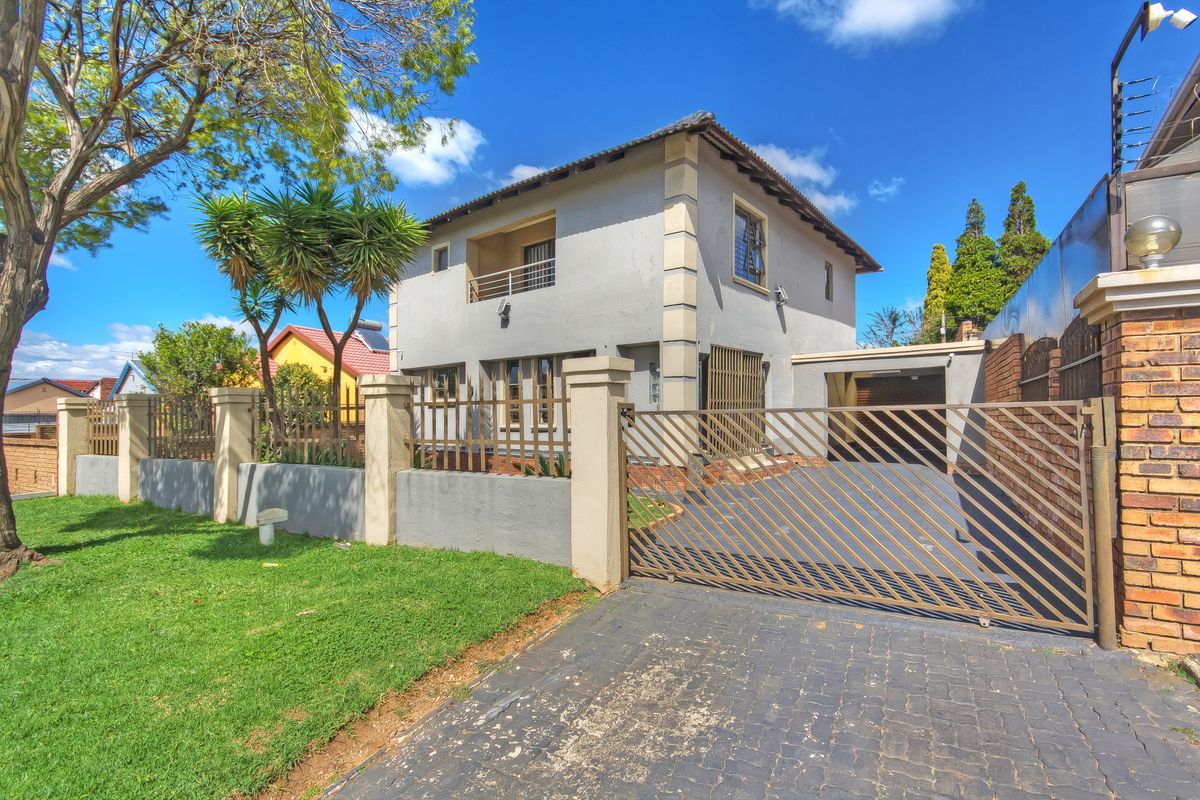 Stunning and Spacious Double story Family Home in the Heart of Lenasia South - Photo 2