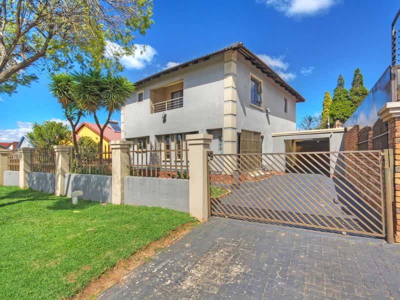 Stunning and Spacious Double story Family Home in the Heart of Lenasia South - Photo 2
