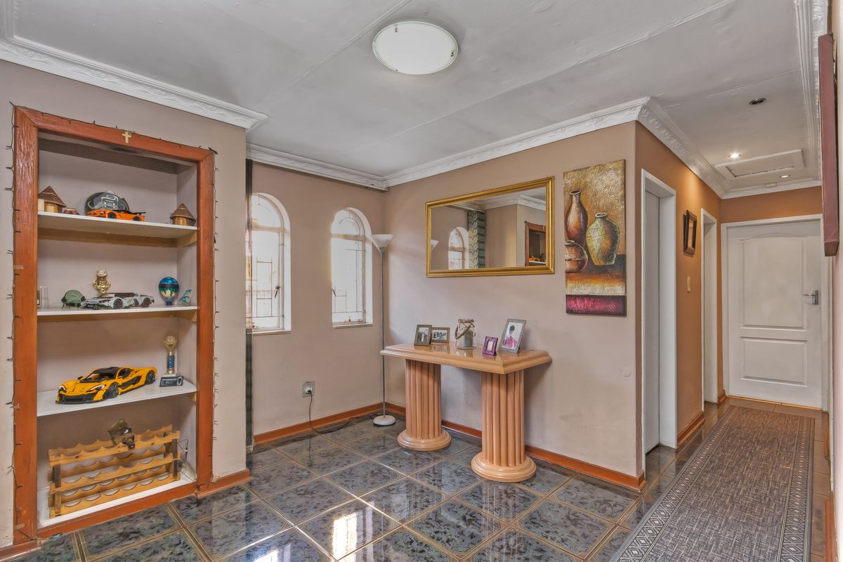 Stunning and Spacious Double story Family Home in the Heart of Lenasia South - Photo 5